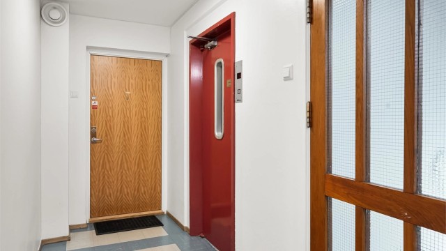 Leiligheten ligger i byggets 3. etasje med heisadkomst.