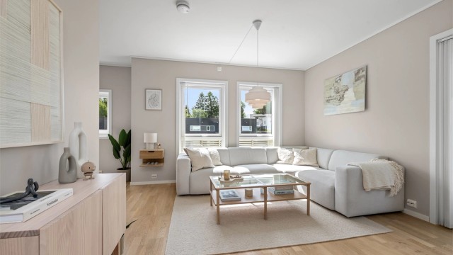 Stuen har god plass til en romslig sofagruppe og møblement.