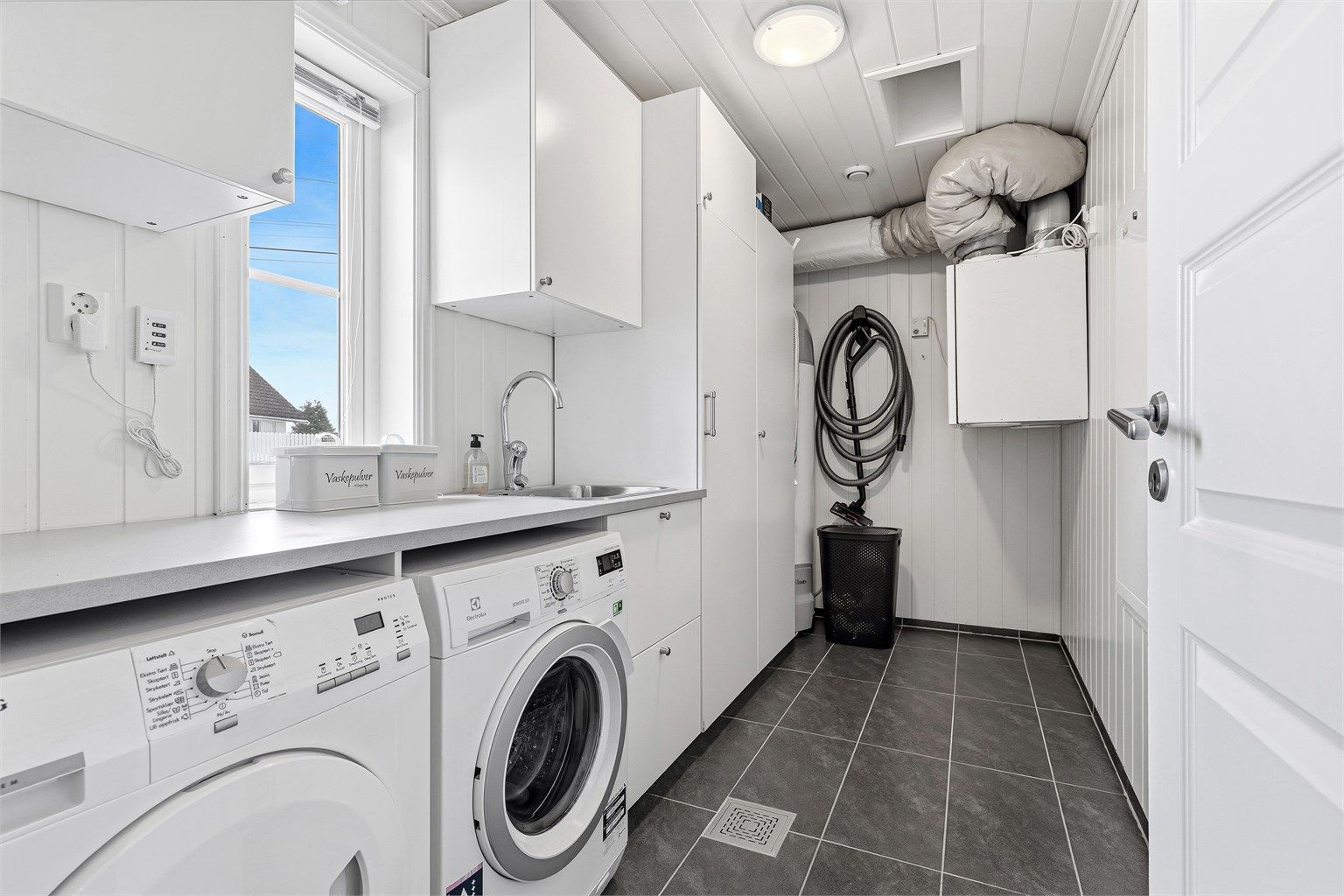 Vaskerom/teknisk rom med fin innredning og løsning.
