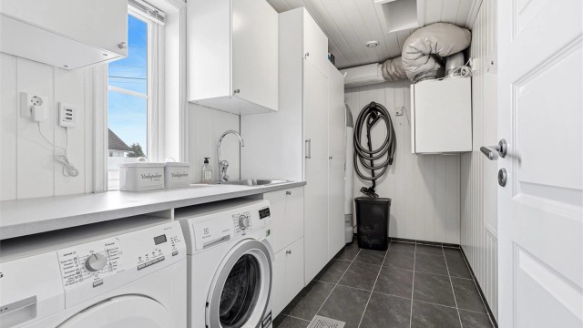 Vaskerom/teknisk rom med fin innredning og løsning.