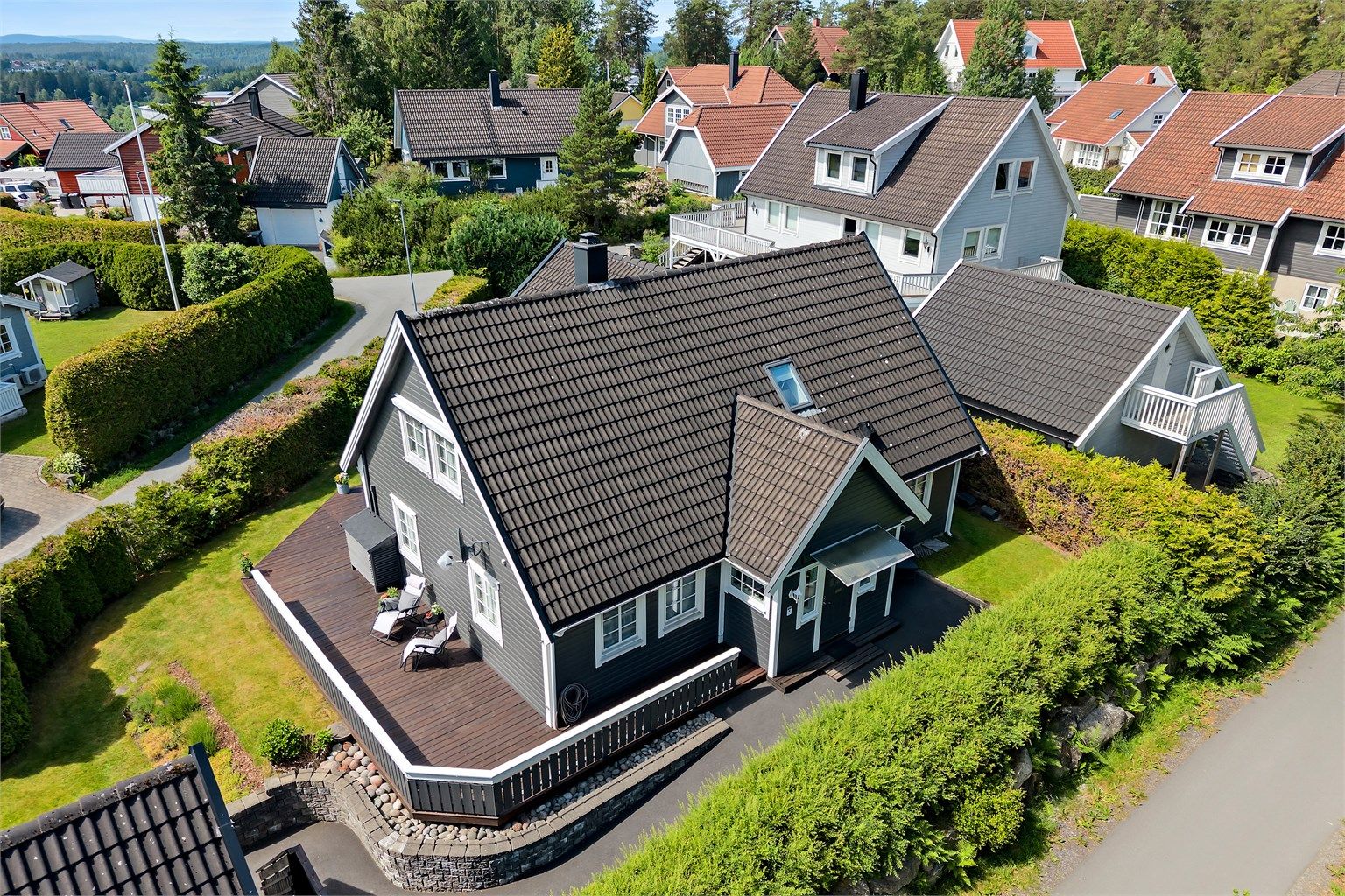Eiendommen ligger barnevennlig til innerst i en stille blindvei.