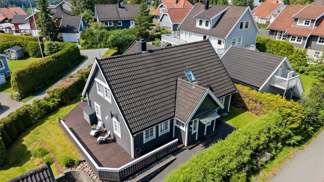 Eiendommen ligger barnevennlig til innerst i en stille blindvei.