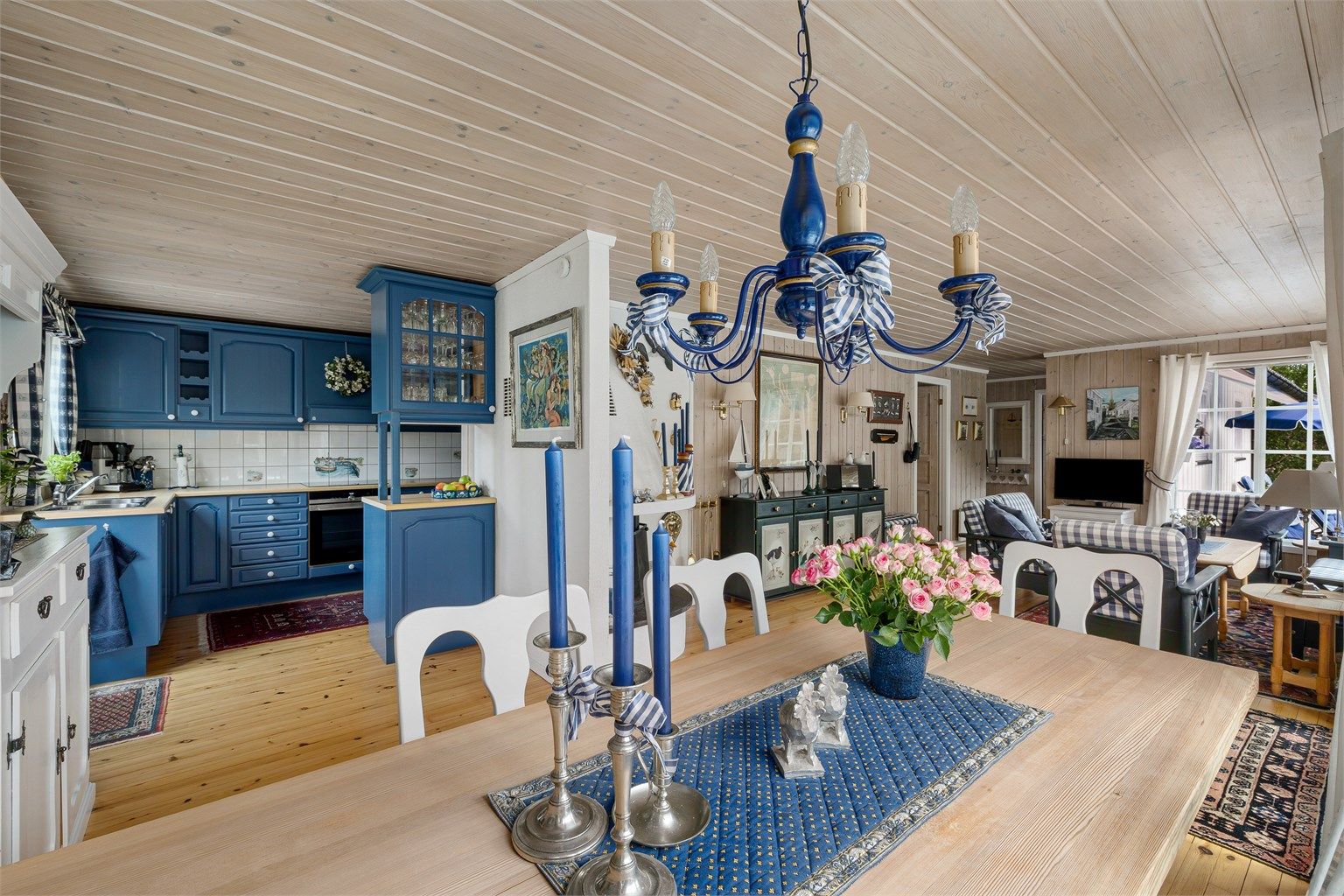 Stue og kjøkkenet er holdt åpen, for å skape et sosialt oppholdsrom. 