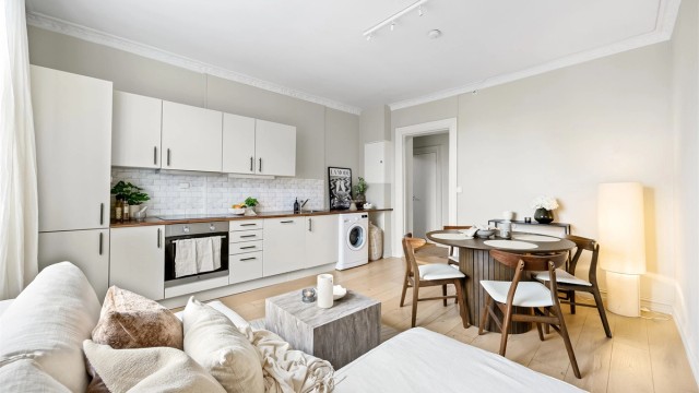 Leiligheten har mye klassisk sjarm og ligger tilbaketrukket, men samtidig supersentralt til på Majorstuen! Foto: Marit Andersen.