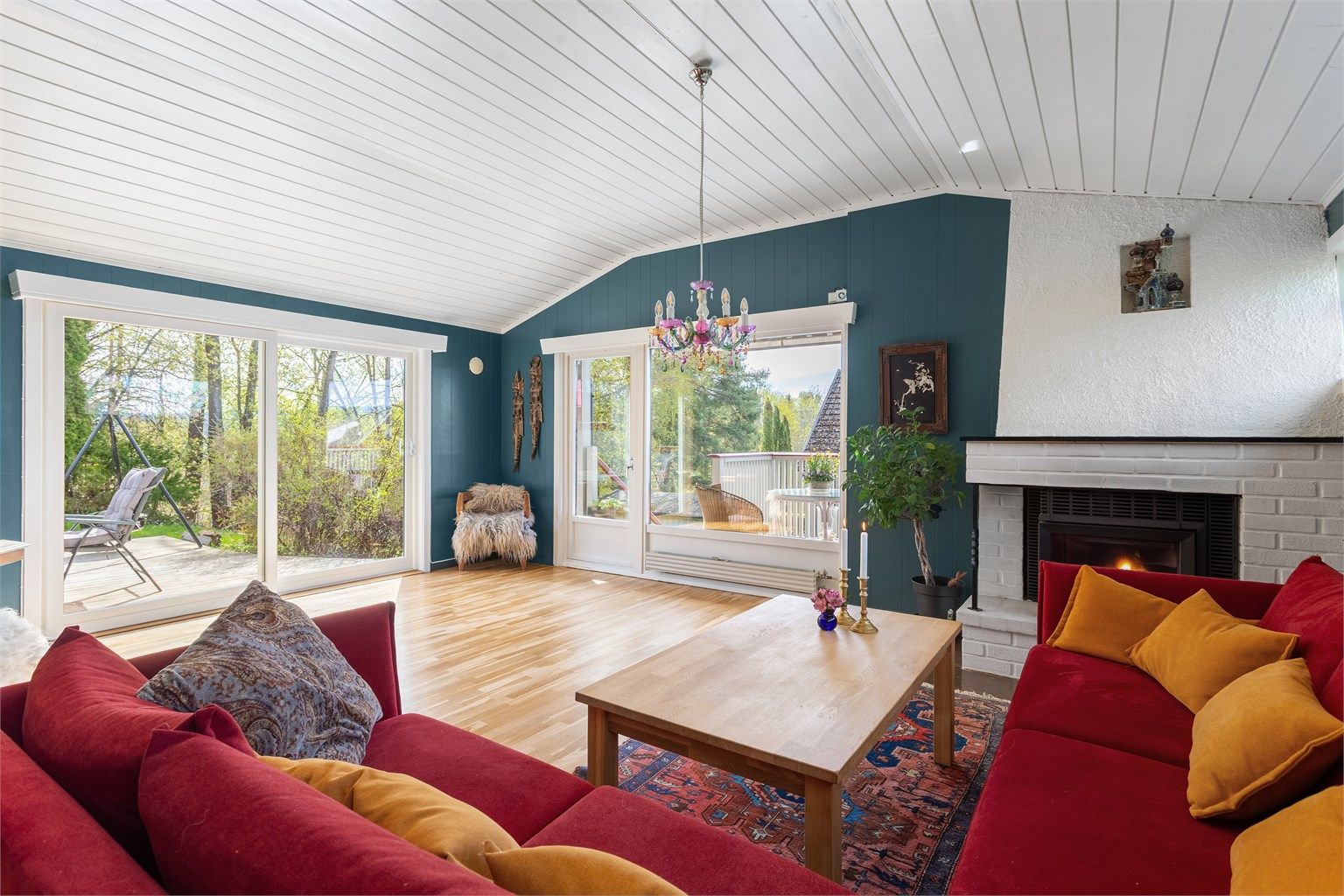 Stor og lys peisestue med store vindusflater med god plass til sofagruppe
Foto: Emotional Landscape Production Ole Thoresen