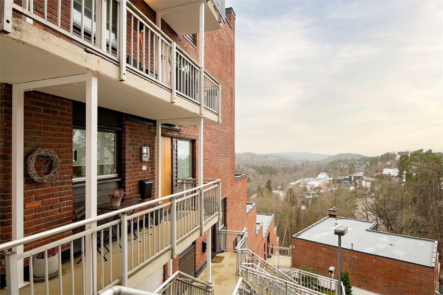 Leiligheten ligger i en terrassert blokk fra 1981. Parkeringsplass med elbillader i felles garasjeanlegg medfølger.