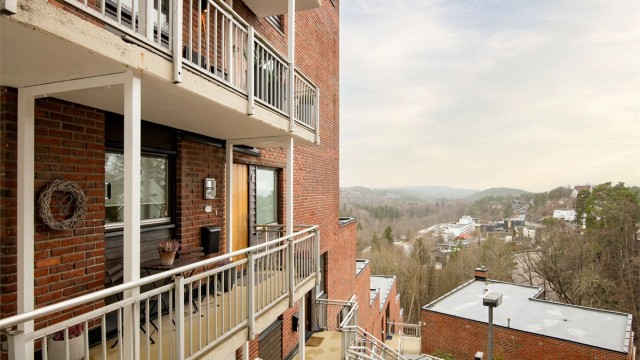 Leiligheten ligger i en terrassert blokk fra 1981. Parkeringsplass med elbillader i felles garasjeanlegg medfølger.