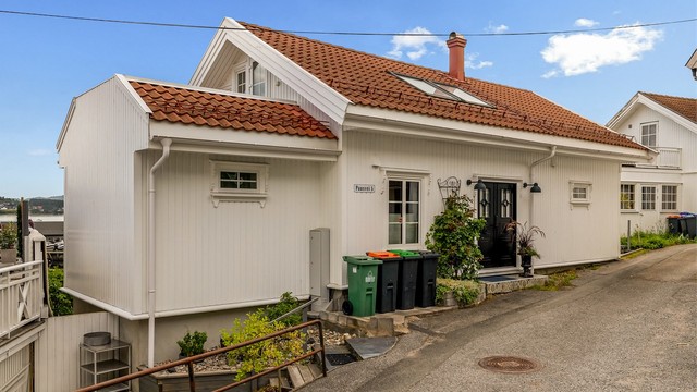 Fasade mot gata og vest.