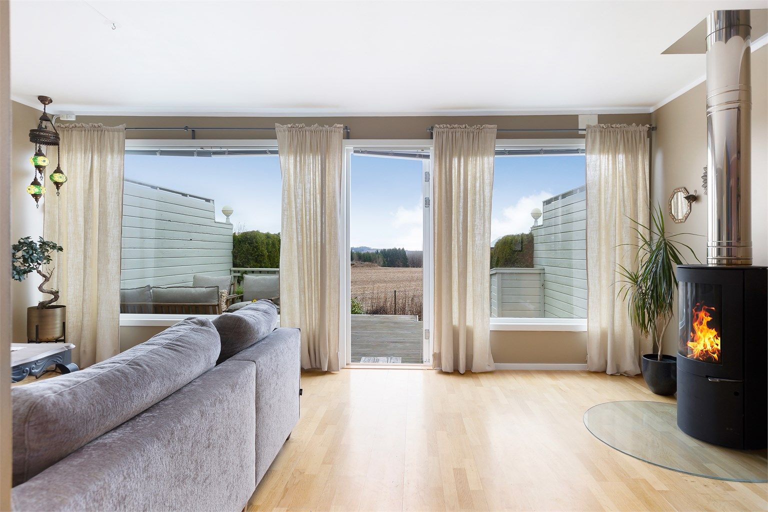 Store vindusflater og direkte utgang til terrassen visker ut skillet mellom inne og ute.