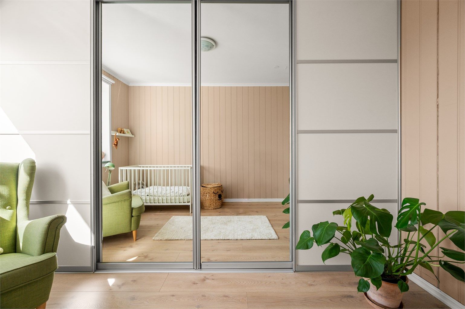 Her er det stor garderobe med masse oppbevaringsplass. Det er også en integrert garderobe i veggen til høyre med ekstra plass.
