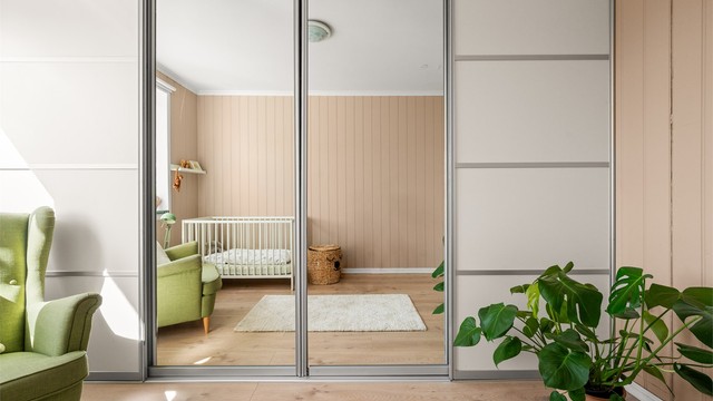 Her er det stor garderobe med masse oppbevaringsplass. Det er også en integrert garderobe i veggen til høyre med ekstra plass.