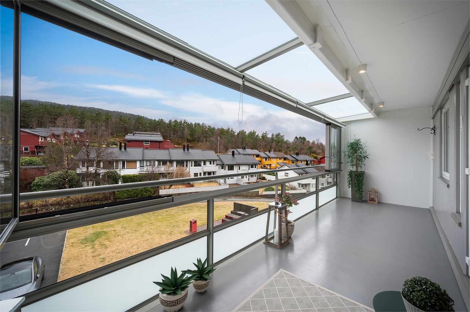 Altanen ligger vendt mot sørvest i byggets 3. etasje og byr på svært gode solforhold. ca kl.10:00-22:00 på sommerstid.