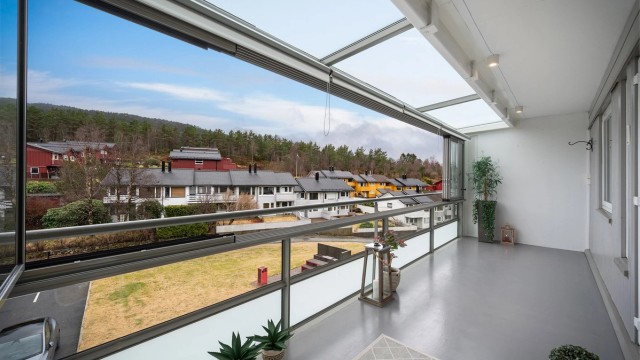 Altanen ligger vendt mot sørvest i byggets 3. etasje og byr på svært gode solforhold. ca kl.10:00-22:00 på sommerstid.