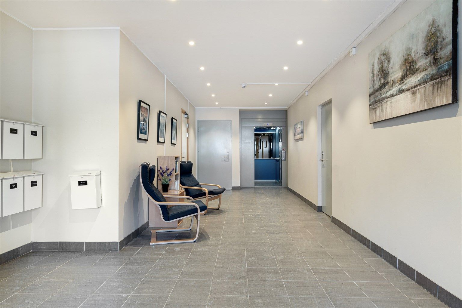 Elegant lobby/hall. Bodene finner man inn døren til høyre!