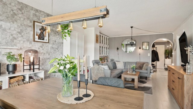 Nordre Kirkefjell 40 - Lys og pen leilighet hvor stuen har åpen løsning mot kjøkkenet og plass til både spisebord og sofagruppe.