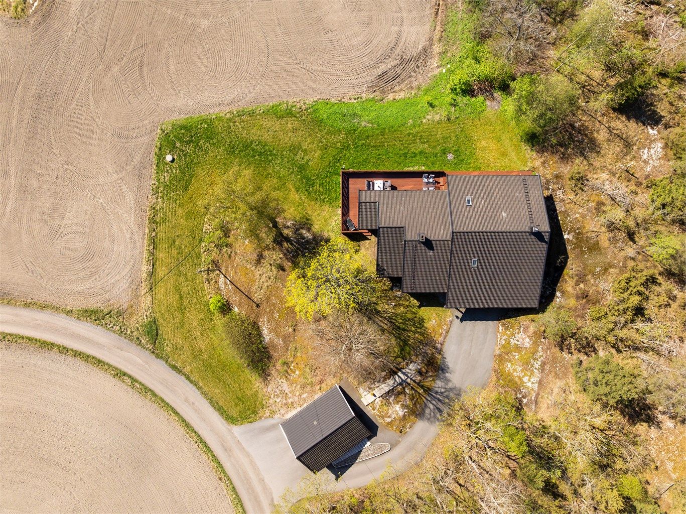 Tomten er på 2.389 kvm., eiet og pent opparbeidet med plen og variert beplantning. Belegningsstein er lagt rundt del av boligen. Asfalt ble lagt i oppkjørsel og gårdsplass rundt 2020.