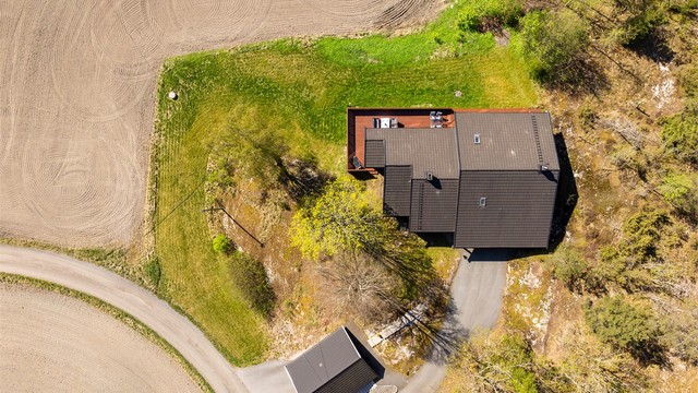 Tomten er på 2.389 kvm., eiet og pent opparbeidet med plen og variert beplantning. Belegningsstein er lagt rundt del av boligen. Asfalt ble lagt i oppkjørsel og gårdsplass rundt 2020.
