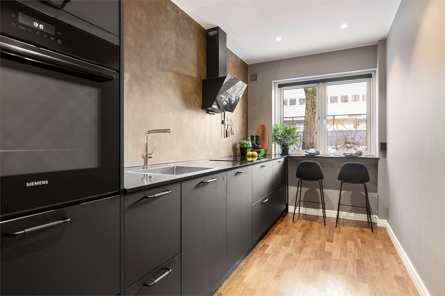 Leiligheten er vesentlig oppgradert i 2024, og har et nytt, moderne kjøkken fra Kvik. Foto: Trond Walsø / Walso Work