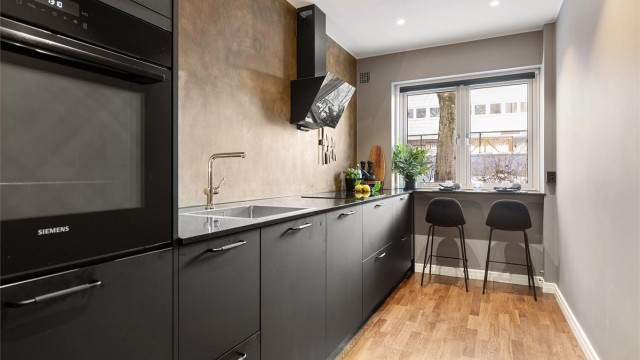 Leiligheten er vesentlig oppgradert i 2024, og har et nytt, moderne kjøkken fra Kvik. Foto: Trond Walsø / Walso Work