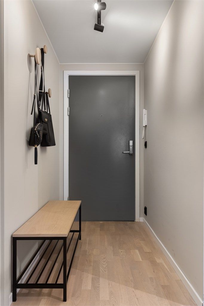 Sikkerhetsdør (B30/40dB) og callinganlegg gir en trygg adkomst til boligen.