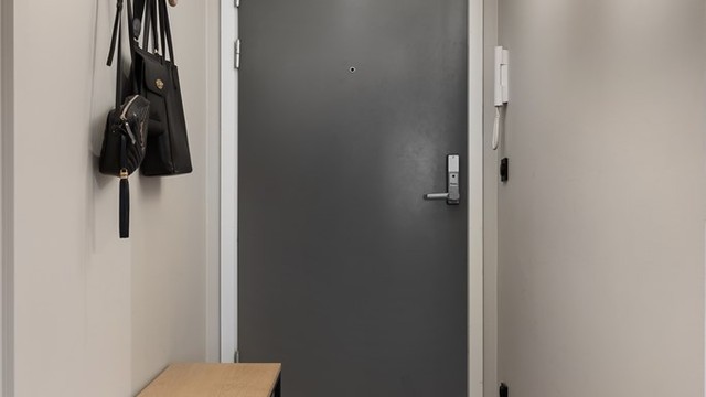 Sikkerhetsdør (B30/40dB) og callinganlegg gir en trygg adkomst til boligen.