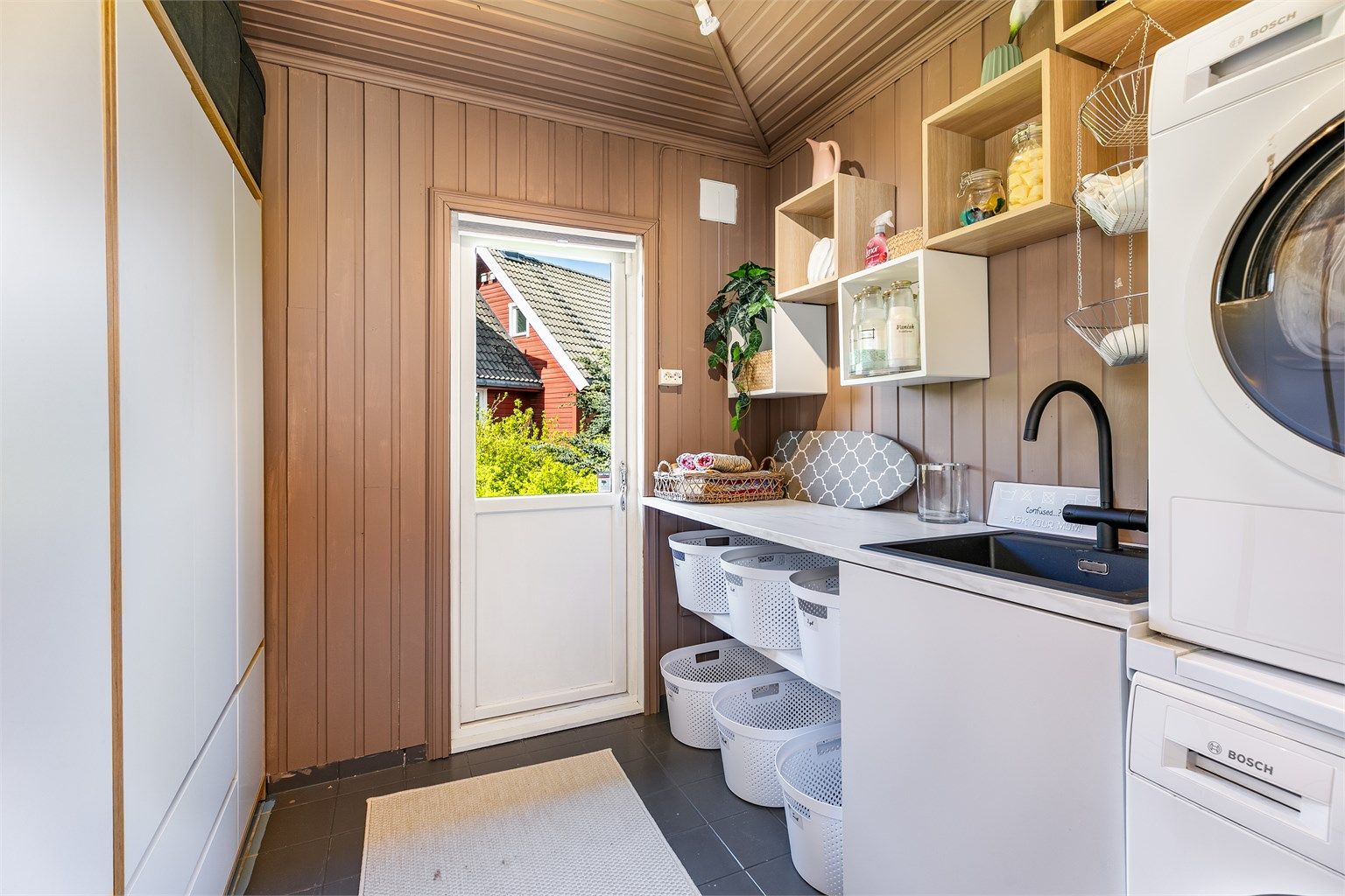 Badets tilstøtende vaskerom er også av eldre årgang og i helhet gitt TG 3, men funksjonelt. Dette er nylig malt og oppgradert med praktisk innredning fra Schmidt.
