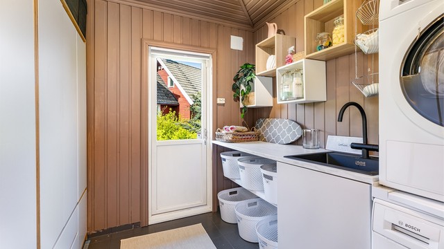 Badets tilstøtende vaskerom er også av eldre årgang og i helhet gitt TG 3, men funksjonelt. Dette er nylig malt og oppgradert med praktisk innredning fra Schmidt.