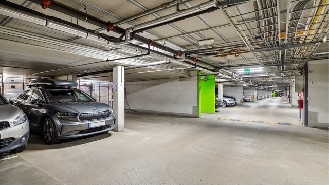 Det medfølger en parkeringsplass i felles, lukket og oppvarmet garasjeanlegg