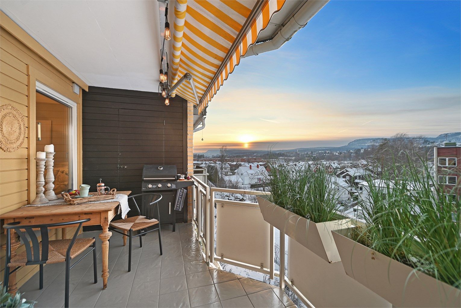 Fra den store balkongen kan du nyte en flott utsikt utover mot Kolsåstoppen og gode solforhold til sent på kveld.