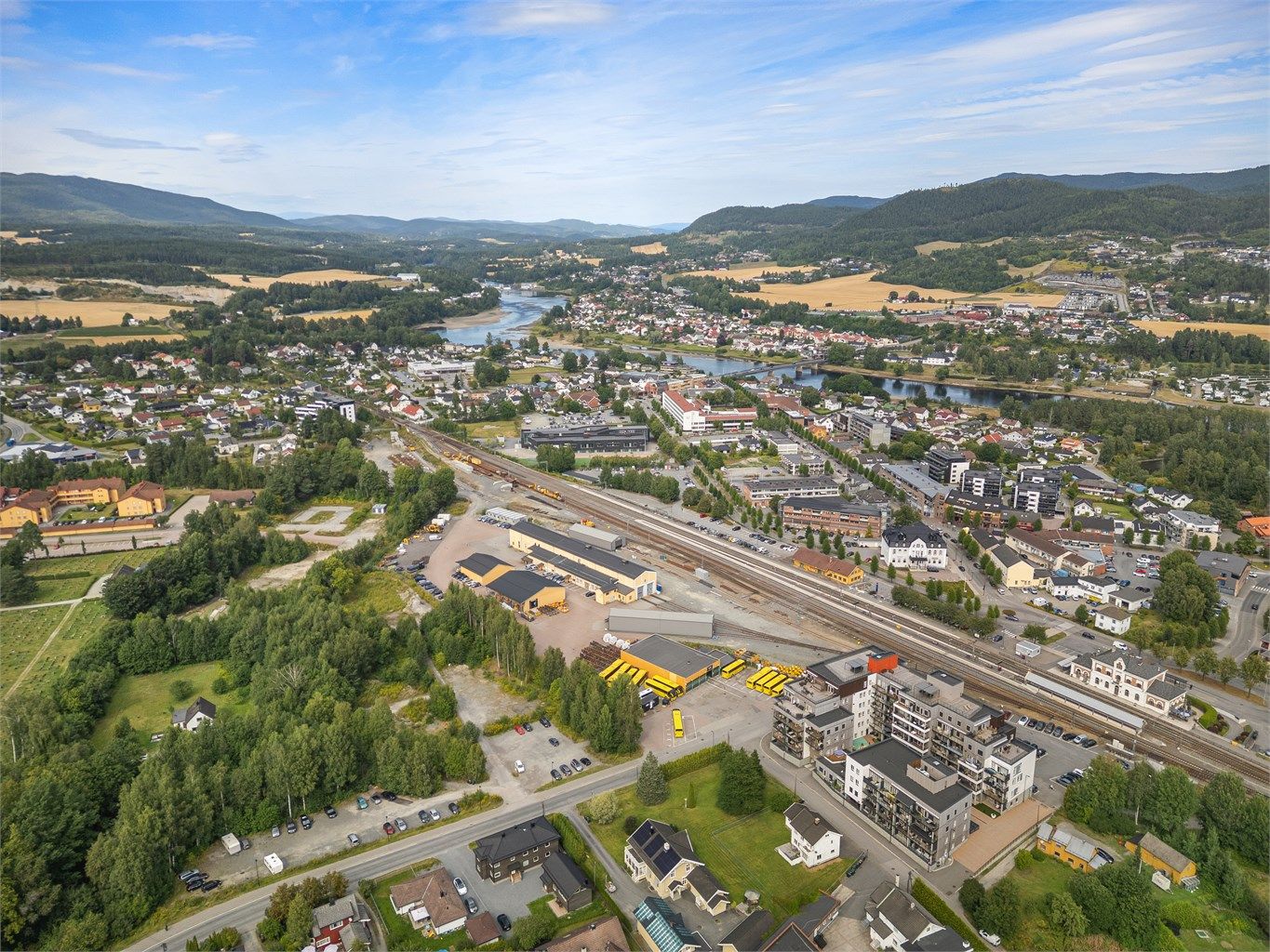 Beliggende rett ved Hokksund togstasjon