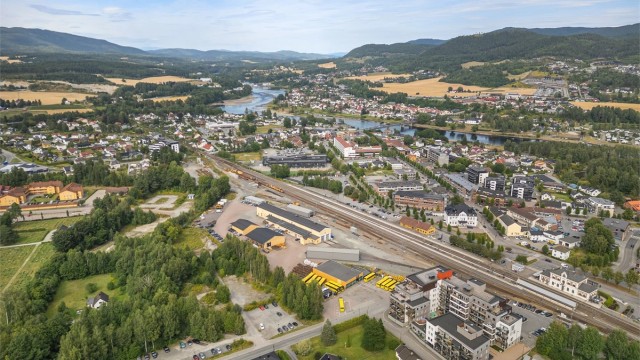 Beliggende rett ved Hokksund togstasjon