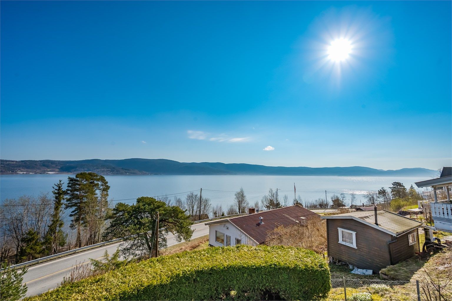 Utsikt - Nærområdet. Nesoddbakken er bebygget dels med boliger, og dels med hytter. 