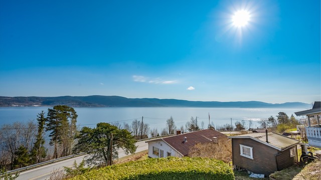 Utsikt - Nærområdet. Nesoddbakken er bebygget dels med boliger, og dels med hytter.