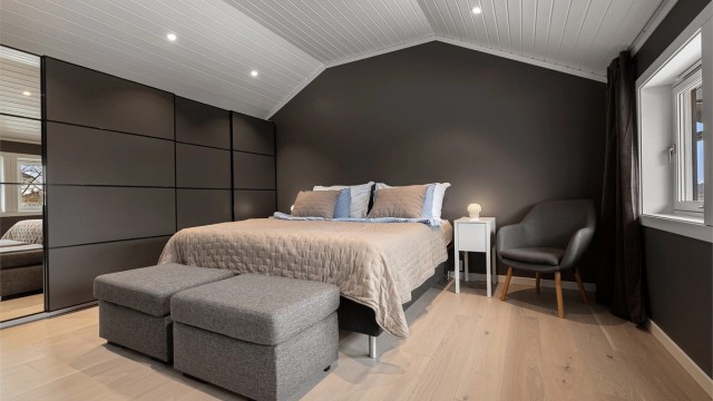 Soverom 3 - i 2. etasje - romslig hovedsoverom med plassbygget garderobeløsning - downlights i himling