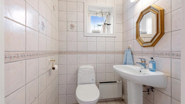 Toalettrom i underetasjen