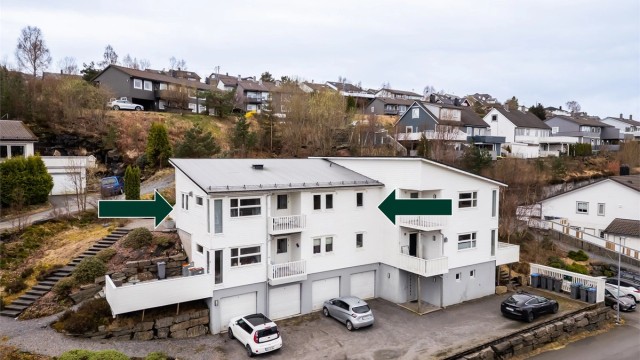 Leiligheten ligger i øverste etasje.