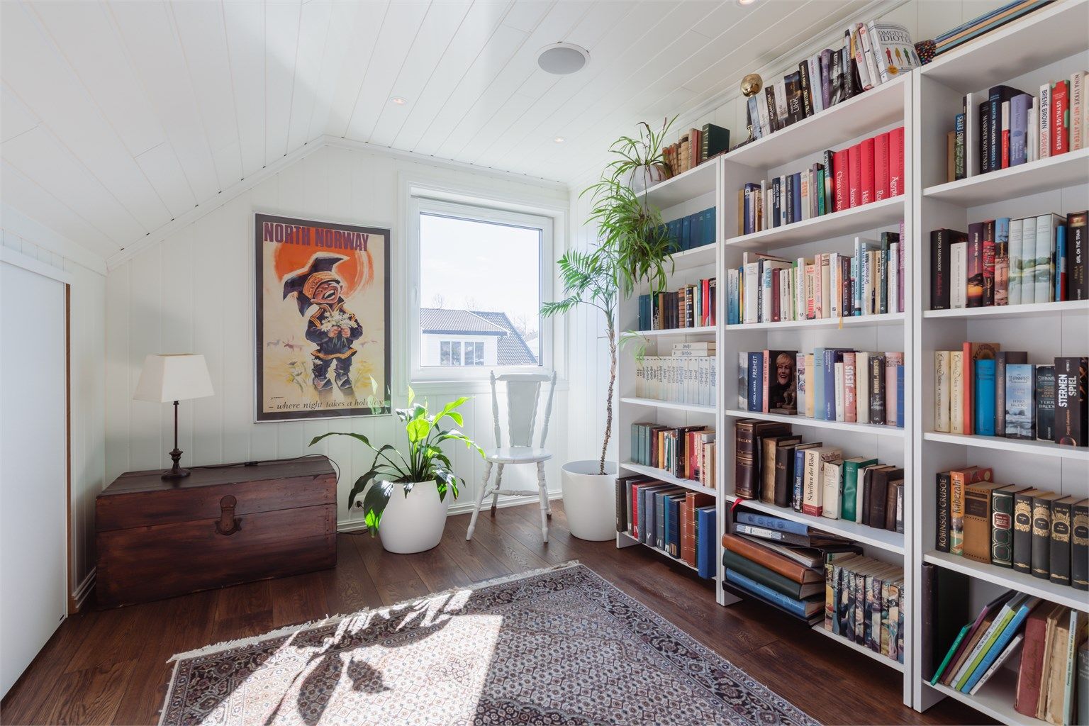 Et av rommene er i dag innredet som bibliotek og kontor.