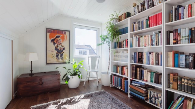 Et av rommene er i dag innredet som bibliotek og kontor.