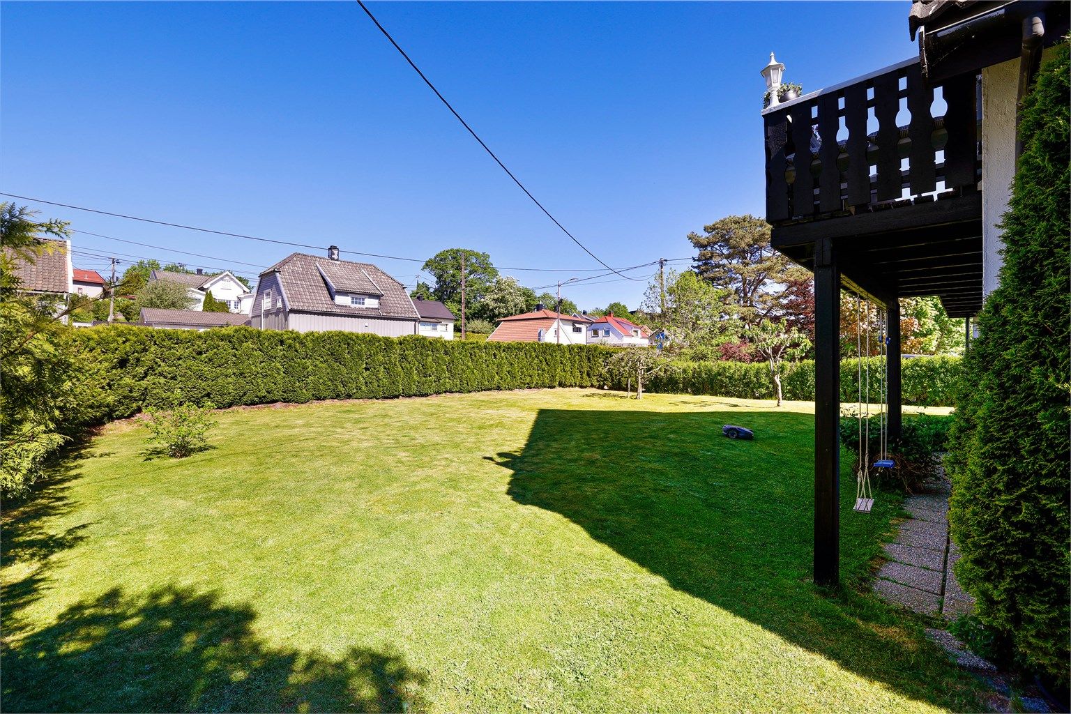 Hagen er solfylt dagen gjennom og i praksis uten direkte innsyn fra gatene omkring.