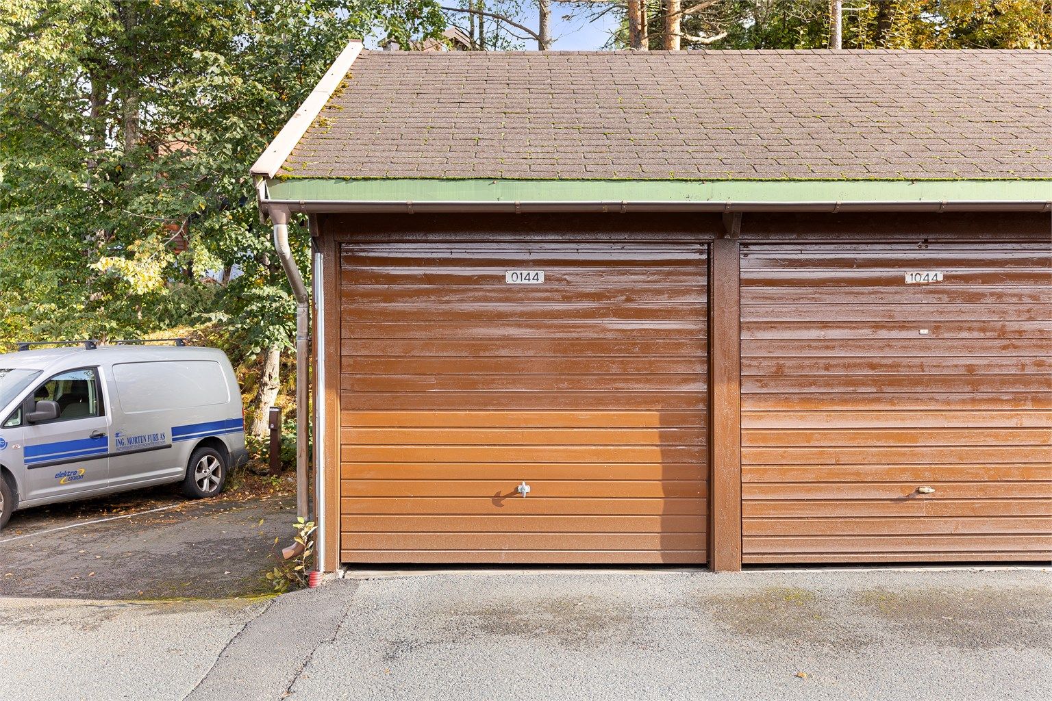 Boligen disponerer i tillegg fast garasjeplass i felles garasjerekke.