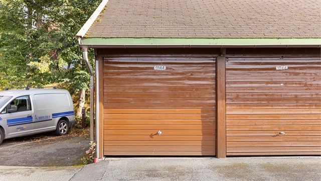 Boligen disponerer i tillegg fast garasjeplass i felles garasjerekke.