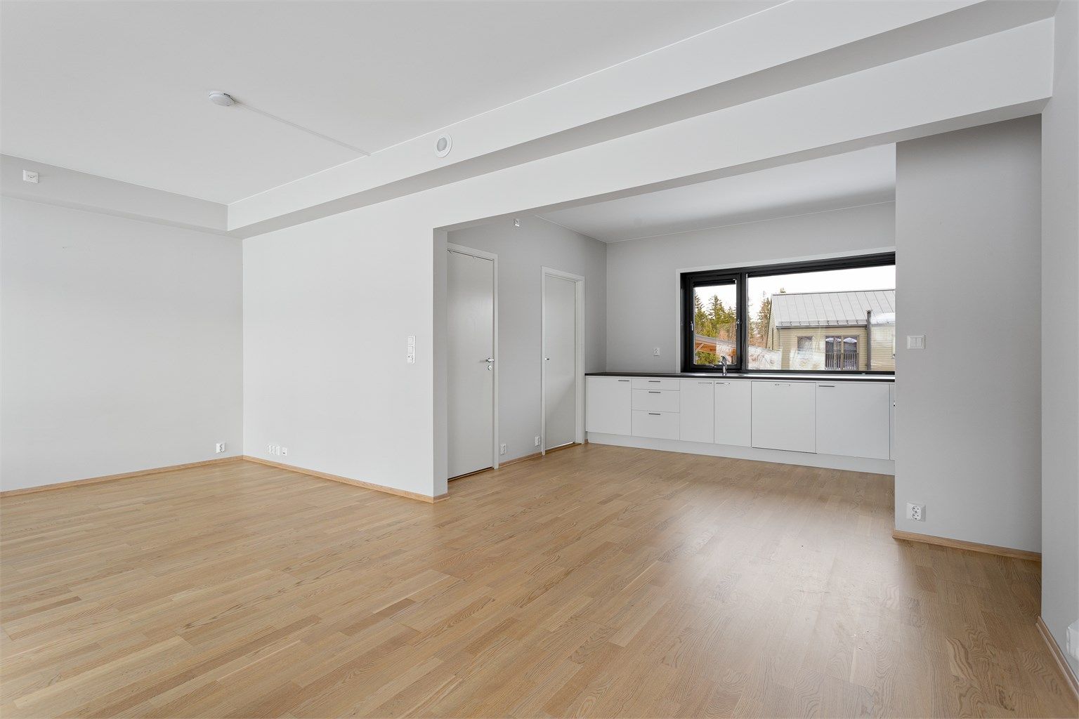 Store, åpne flater gir fleksibilitet for møblering av både spise- og sofagruppe.