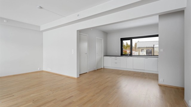 Store, åpne flater gir fleksibilitet for møblering av både spise- og sofagruppe.