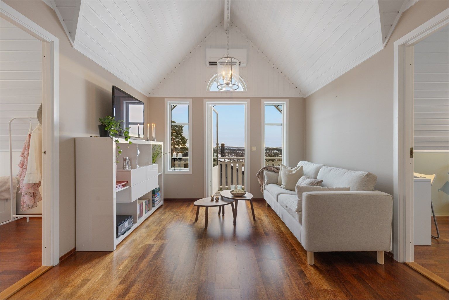 Loftstue med panoramautsikt med flerbruksmuligheter