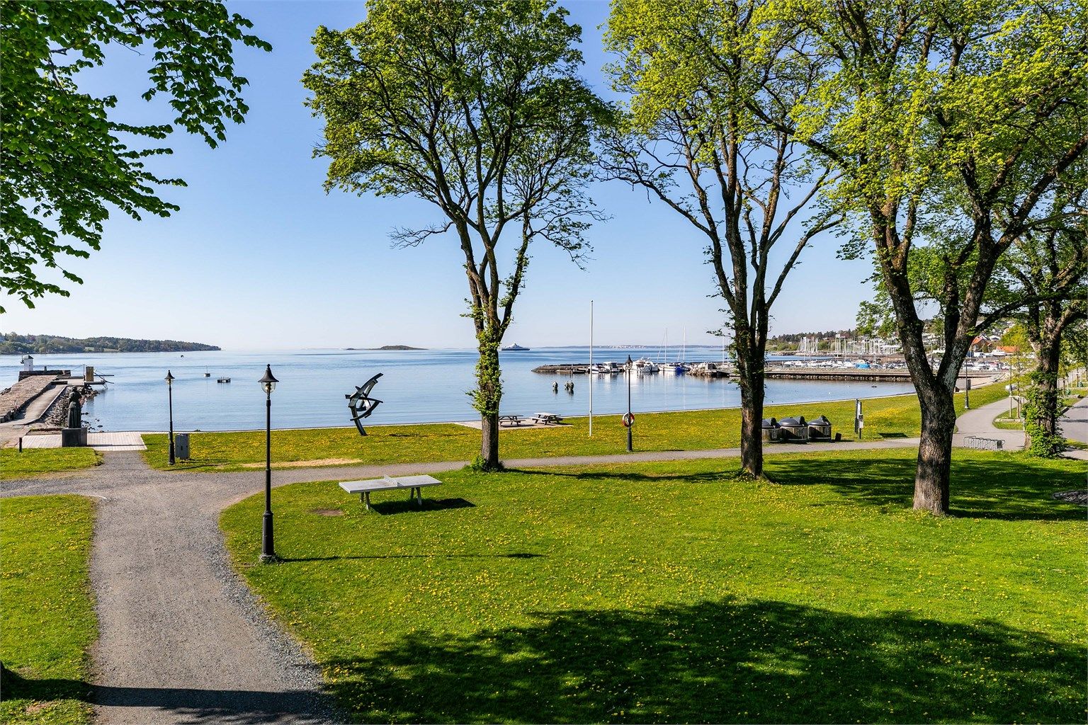 Fra Glassverket 4 er det kun få meters lett gange ned til sjøen og noen av Jeløys fineste sandstrender.