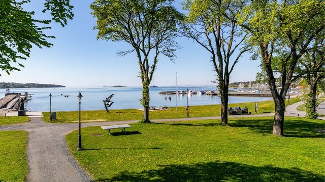 Fra Glassverket 4 er det kun få meters lett gange ned til sjøen og noen av Jeløys fineste sandstrender.