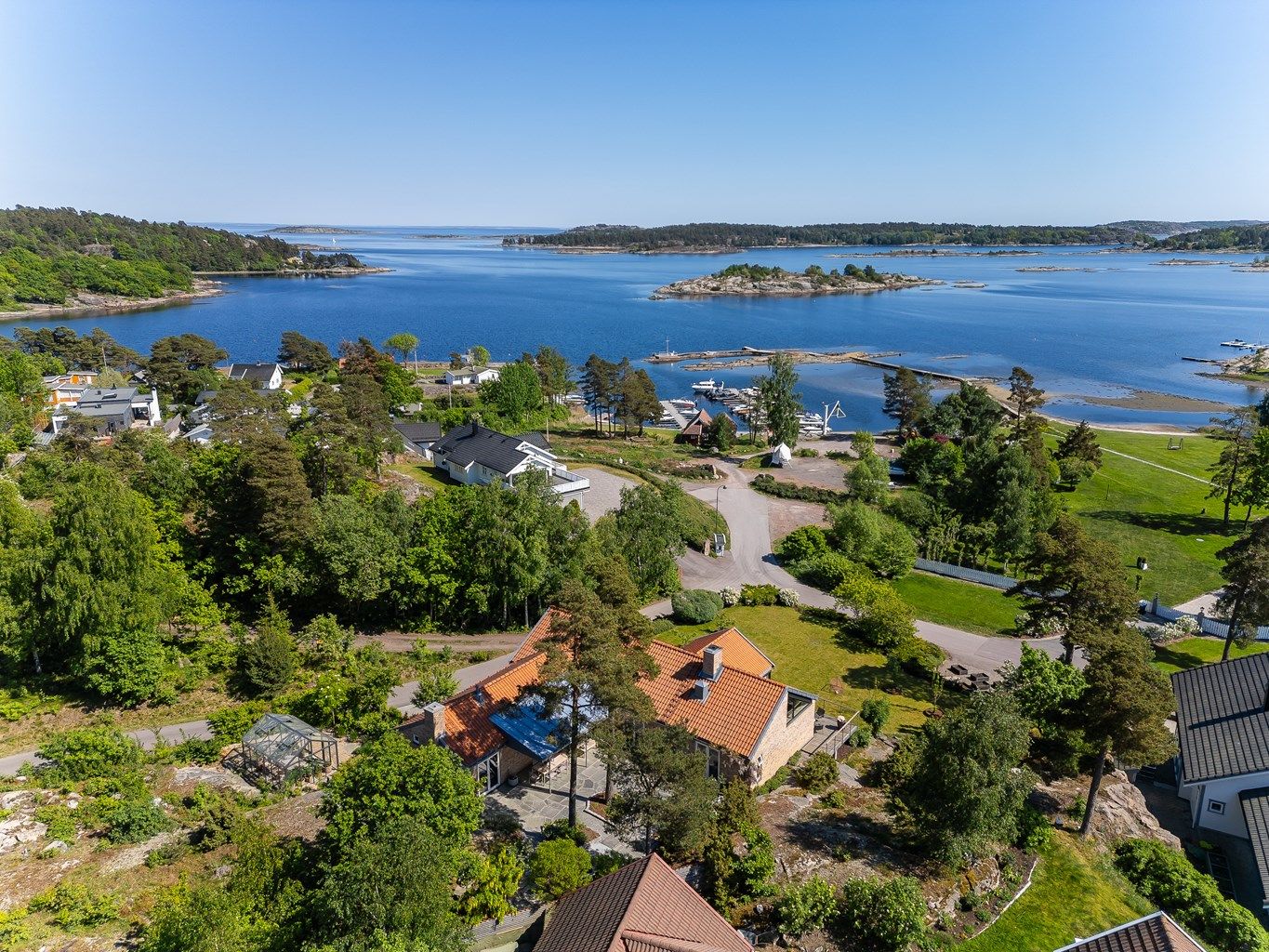 Rålekker og eksklusiv enebolig med fantastisk sjøutsikt, stor tomt og nydelig atrium - sjelden mulighet! 
