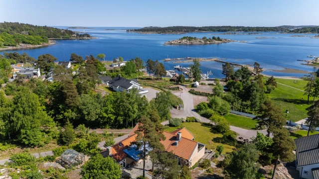 Rålekker og eksklusiv enebolig med fantastisk sjøutsikt, stor tomt og nydelig atrium - sjelden mulighet!