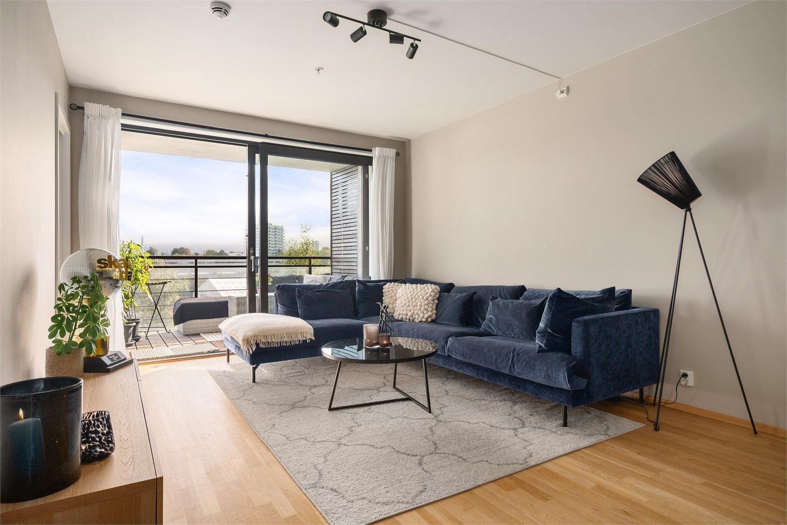 Leiligheten fremstår som svært lys og luftig med en perfekt planløsning.