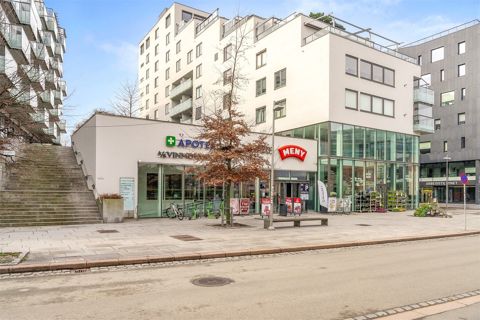 Dagligvarehandelen er enkel med både Joker, Coop Extra og Meny innen kort avstand.